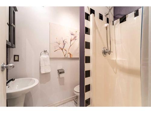 1001 19 Avenue Se, Calgary, AB - Indoor Photo Showing Bathroom