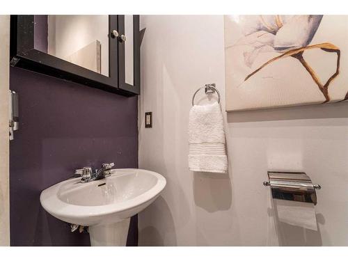 1001 19 Avenue Se, Calgary, AB - Indoor Photo Showing Bathroom