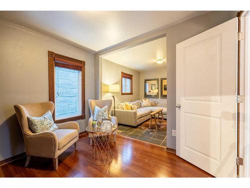 1001 19 Avenue Se, Calgary, AB - Indoor Photo Showing Living Room