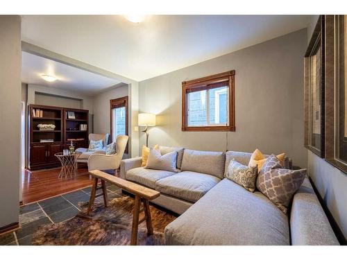 1001 19 Avenue Se, Calgary, AB - Indoor Photo Showing Living Room