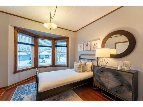 1001 19 Avenue Se, Calgary, AB - Indoor Photo Showing Bedroom