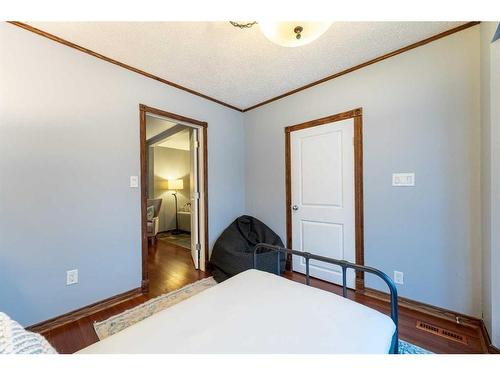 1001 19 Avenue Se, Calgary, AB - Indoor Photo Showing Bedroom