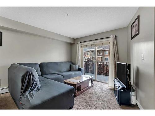 303-7130 80 Avenue Ne, Calgary, AB - Indoor Photo Showing Living Room