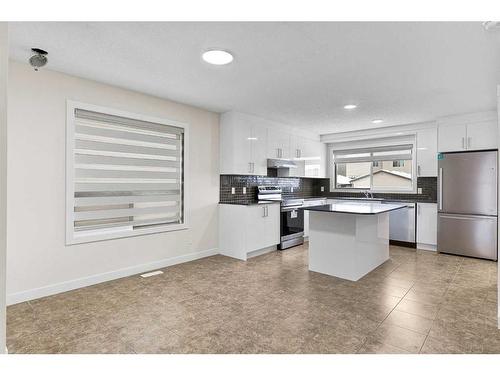 26 Luxstone Point Sw, Airdrie, AB - Indoor Photo Showing Kitchen