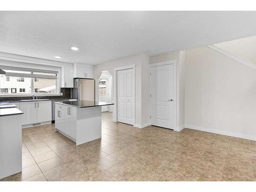 26 Luxstone Point Sw, Airdrie, AB - Indoor Photo Showing Kitchen