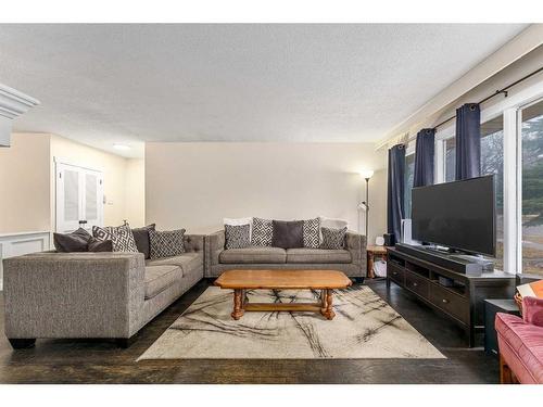 975 Northmount Drive Nw, Calgary, AB - Indoor Photo Showing Living Room