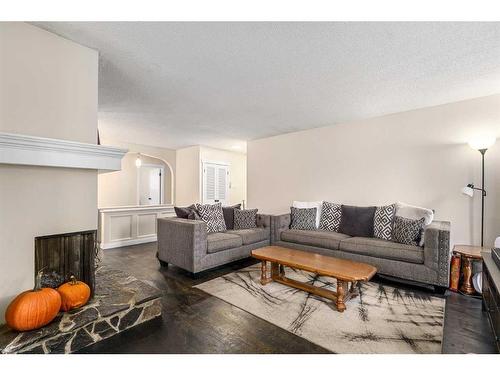 975 Northmount Drive Nw, Calgary, AB - Indoor Photo Showing Living Room