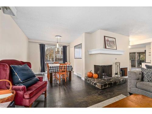 975 Northmount Drive Nw, Calgary, AB - Indoor Photo Showing Living Room