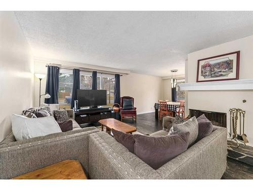 975 Northmount Drive Nw, Calgary, AB - Indoor Photo Showing Living Room