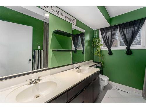 975 Northmount Drive Nw, Calgary, AB - Indoor Photo Showing Bathroom