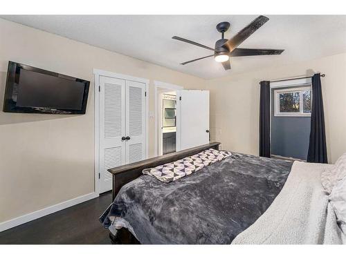 975 Northmount Drive Nw, Calgary, AB - Indoor Photo Showing Bedroom