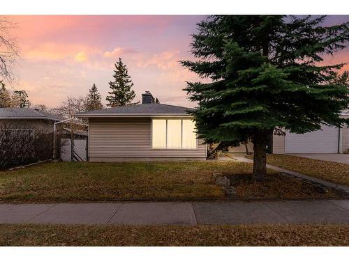 975 Northmount Drive Nw, Calgary, AB - Outdoor