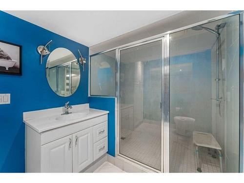 975 Northmount Drive Nw, Calgary, AB - Indoor Photo Showing Bathroom