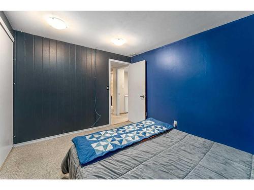 975 Northmount Drive Nw, Calgary, AB - Indoor Photo Showing Bedroom