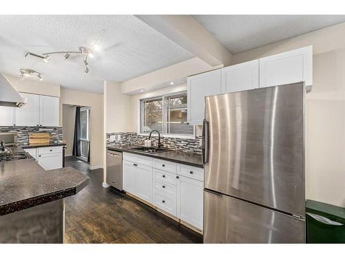 975 Northmount Drive Nw, Calgary, AB - Indoor Photo Showing Kitchen