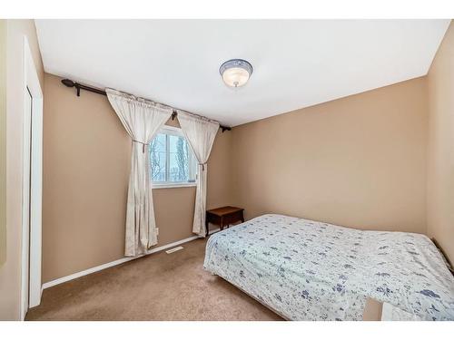 47 Panamount Heights Nw, Calgary, AB - Indoor Photo Showing Bedroom