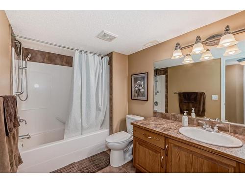 47 Panamount Heights Nw, Calgary, AB - Indoor Photo Showing Bathroom