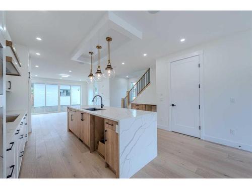 33 Harvard Street Nw, Calgary, AB - Indoor Photo Showing Kitchen With Upgraded Kitchen