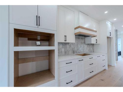 33 Harvard Street Nw, Calgary, AB - Indoor Photo Showing Kitchen