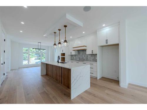 33 Harvard Street Nw, Calgary, AB - Indoor Photo Showing Kitchen With Upgraded Kitchen