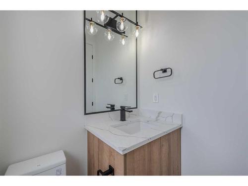 33 Harvard Street Nw, Calgary, AB - Indoor Photo Showing Bathroom