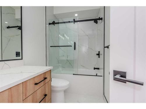 33 Harvard Street Nw, Calgary, AB - Indoor Photo Showing Bathroom