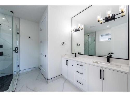 33 Harvard Street Nw, Calgary, AB - Indoor Photo Showing Bathroom