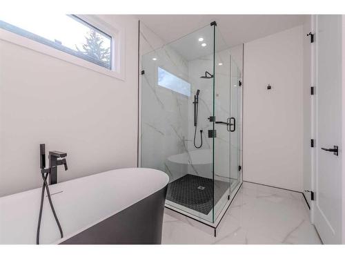 33 Harvard Street Nw, Calgary, AB - Indoor Photo Showing Bathroom