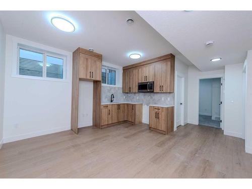 33 Harvard Street Nw, Calgary, AB - Indoor Photo Showing Kitchen