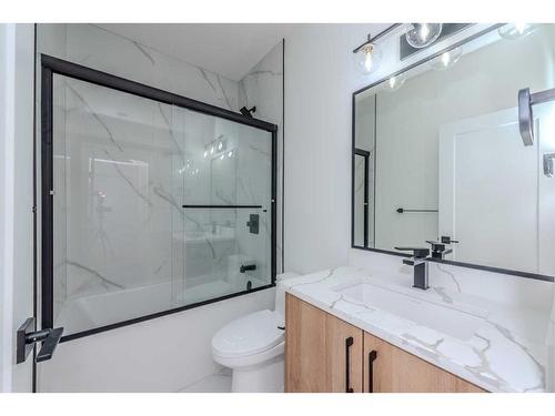 33 Harvard Street Nw, Calgary, AB - Indoor Photo Showing Bathroom