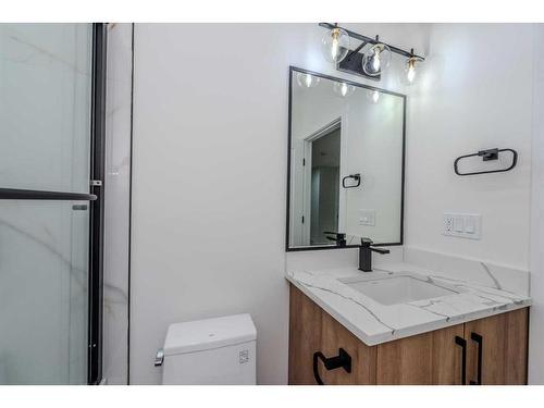 33 Harvard Street Nw, Calgary, AB - Indoor Photo Showing Bathroom