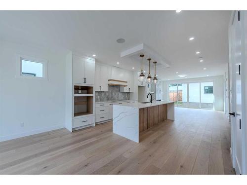 33 Harvard Street Nw, Calgary, AB - Indoor Photo Showing Kitchen With Upgraded Kitchen