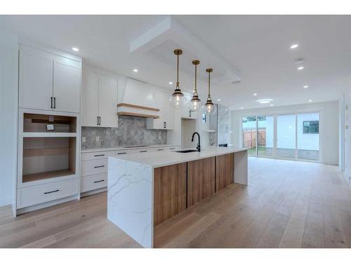 33 Harvard Street Nw, Calgary, AB - Indoor Photo Showing Kitchen With Upgraded Kitchen