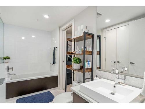 505-1111 10 Street Sw, Calgary, AB - Indoor Photo Showing Bathroom