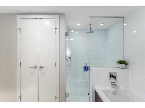 505-1111 10 Street Sw, Calgary, AB - Indoor Photo Showing Bathroom