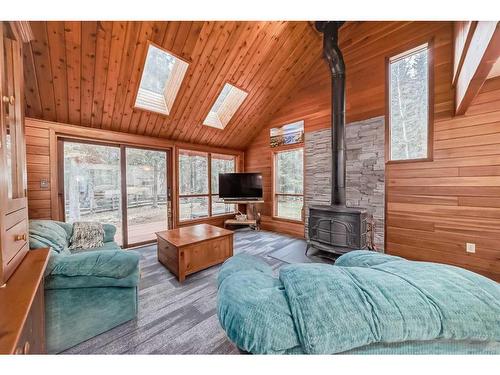 9 Ghost Road, Benchlands, AB - Indoor Photo Showing Living Room