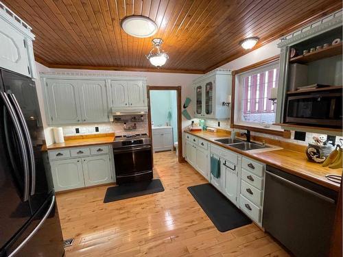 2130 19 Avenue, Didsbury, AB - Indoor Photo Showing Kitchen With Double Sink