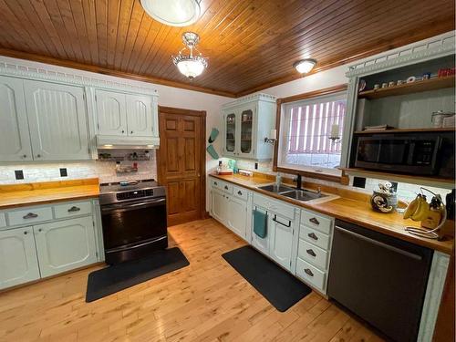 2130 19 Avenue, Didsbury, AB - Indoor Photo Showing Kitchen With Double Sink