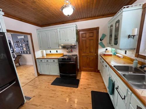 2130 19 Avenue, Didsbury, AB - Indoor Photo Showing Kitchen With Double Sink