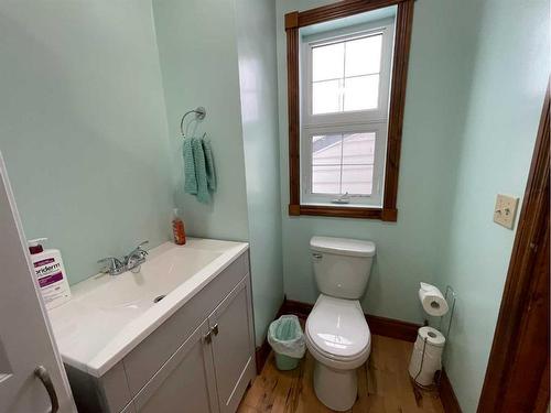 2130 19 Avenue, Didsbury, AB - Indoor Photo Showing Bathroom