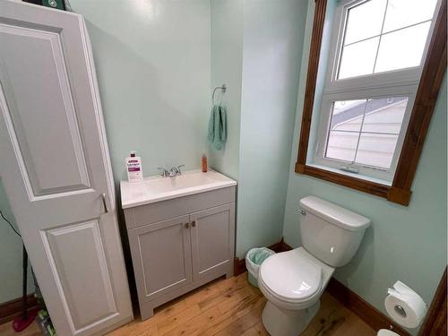 2130 19 Avenue, Didsbury, AB - Indoor Photo Showing Bathroom