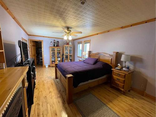 2130 19 Avenue, Didsbury, AB - Indoor Photo Showing Bedroom