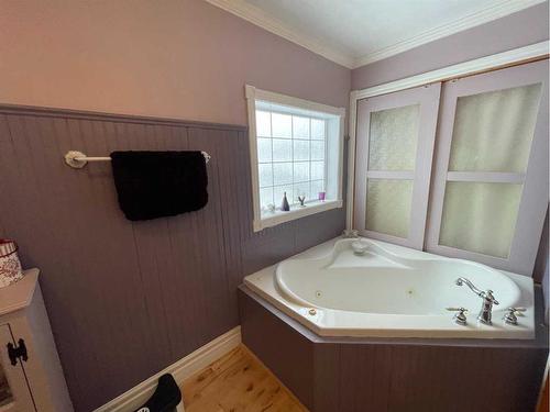 2130 19 Avenue, Didsbury, AB - Indoor Photo Showing Bathroom