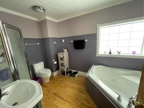 2130 19 Avenue, Didsbury, AB - Indoor Photo Showing Bathroom