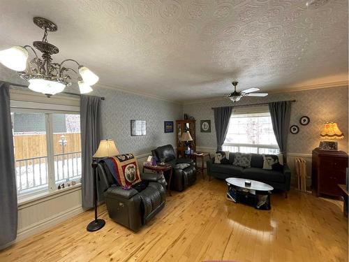 2130 19 Avenue, Didsbury, AB - Indoor Photo Showing Living Room