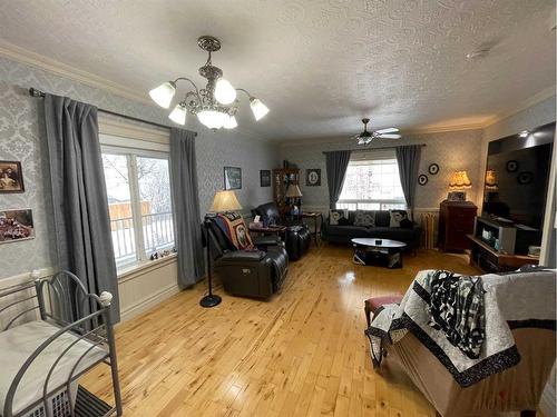 2130 19 Avenue, Didsbury, AB - Indoor Photo Showing Living Room