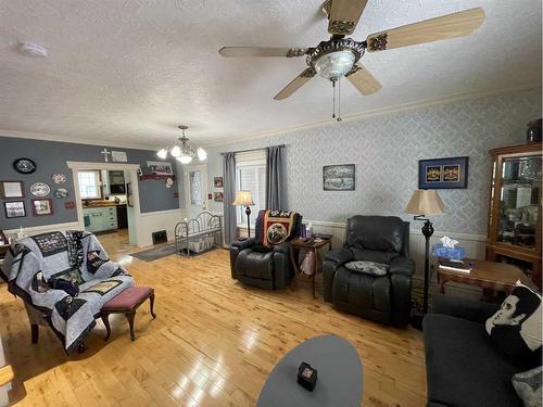 2130 19 Avenue, Didsbury, AB - Indoor Photo Showing Living Room