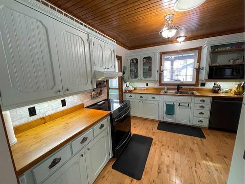 2130 19 Avenue, Didsbury, AB - Indoor Photo Showing Kitchen With Double Sink