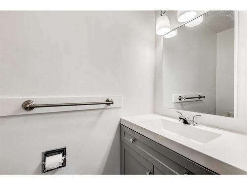 804 44 Street Se, Calgary, AB - Indoor Photo Showing Bathroom