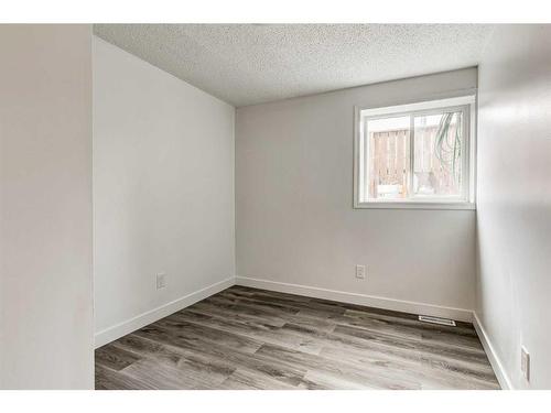 804 44 Street Se, Calgary, AB - Indoor Photo Showing Other Room